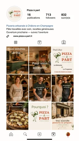Un smartphone affichant une publication Instagram sur un fond neutre et naturel.