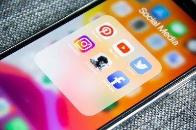 Icône d'un dossier "Réseaux Sociaux" avec logos de différentes applications.